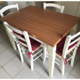Composizione tavolo allungabile con quattro sedie da casa