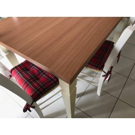 Composizione tavolo allungabile con quattro sedie da casa
