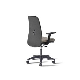 Arredo ufficio operativo moderno con scrivania con gambe metalliche, mobile con 2 ante e seduta con braccioli regolabili