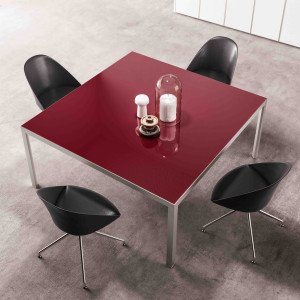 Tavolo riunione con piano laccato opaco e struttura in alluminio 